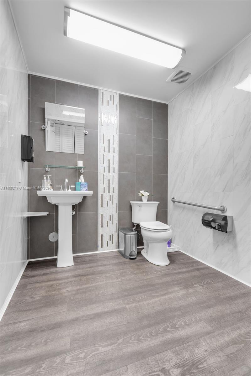 See details 5  /   sq. ft. $ 2025-10-20 0 Photo