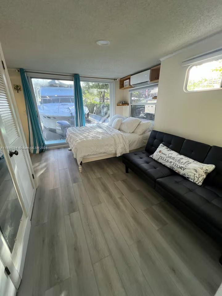 Подробнее   /   кв.футов $ 2025-10-20 0 Фото