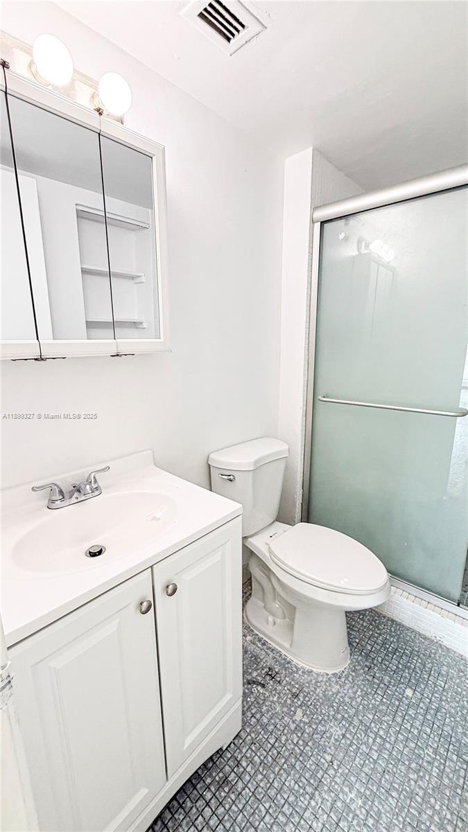 1404E 1 / 2 861 sq. ft. $ 2025-10-20 0 foto