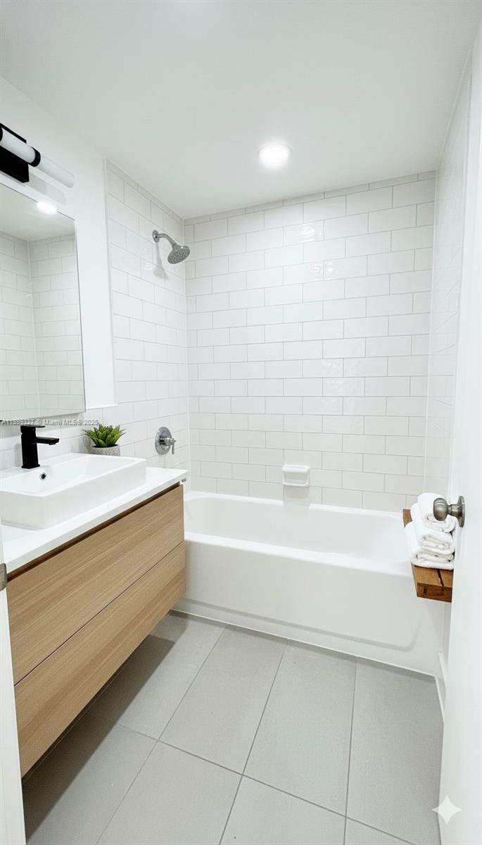 1404E 1 / 2 861 sq. ft. $ 2025-10-20 0 foto