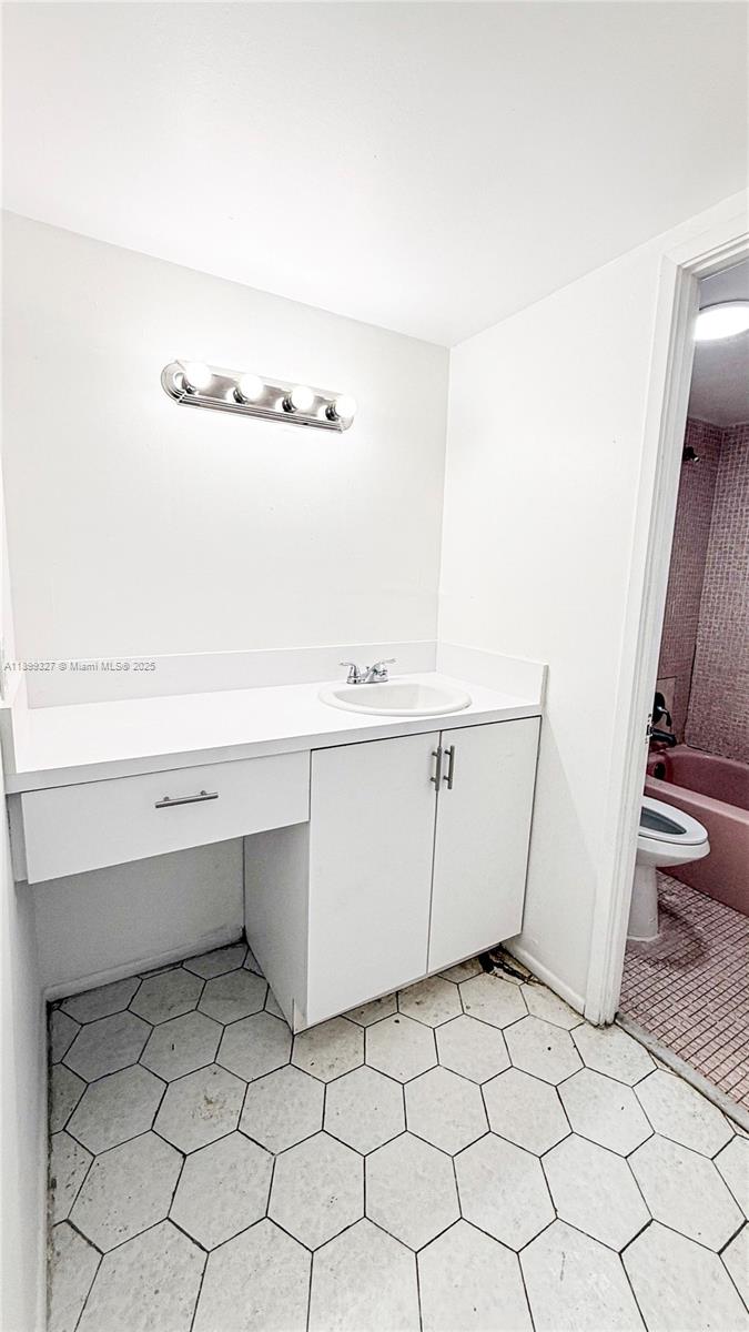 1404E 1 / 2 861 sq. ft. $ 2025-10-20 0 foto
