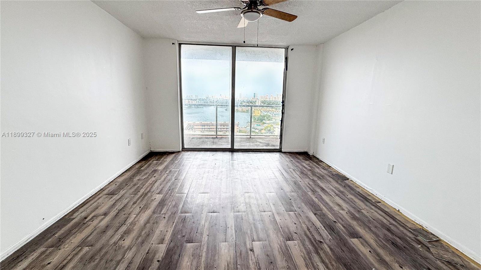 1404E 1 / 2 861 sq. ft. $ 2025-10-20 0 foto