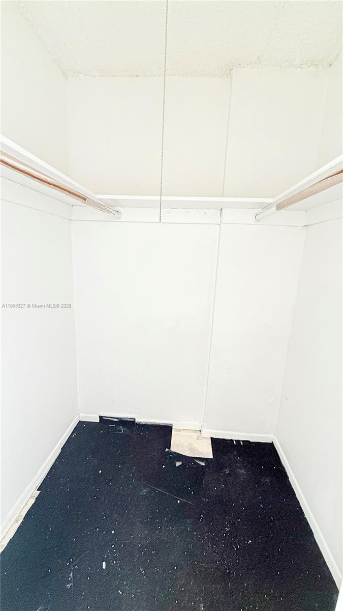1404E 1 / 2 861 sq. ft. $ 2025-10-20 0 foto