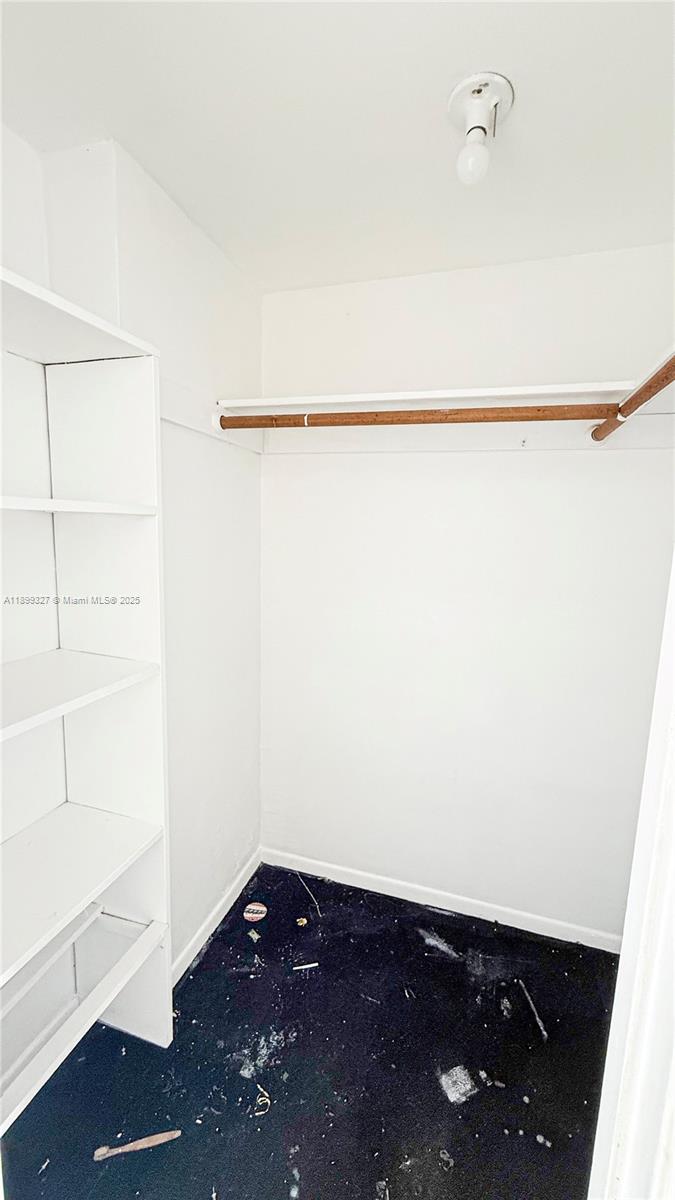 1404E 1 / 2 861 sq. ft. $ 2025-10-20 0 foto