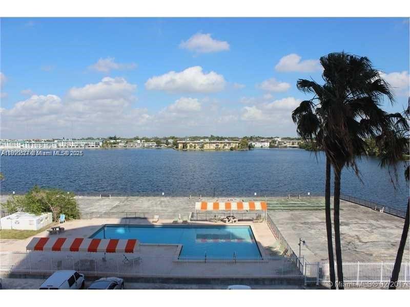1404E 1 / 2 861 sq. ft. $ 2025-10-20 0 foto