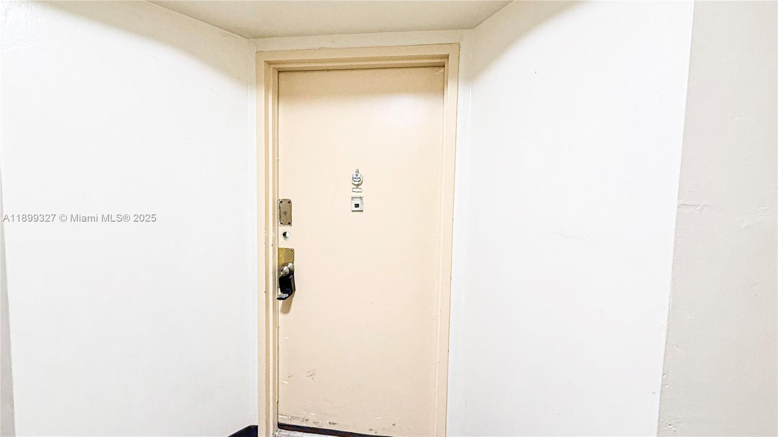 1404E 1 / 2 861 sq. ft. $ 2025-10-20 0 foto