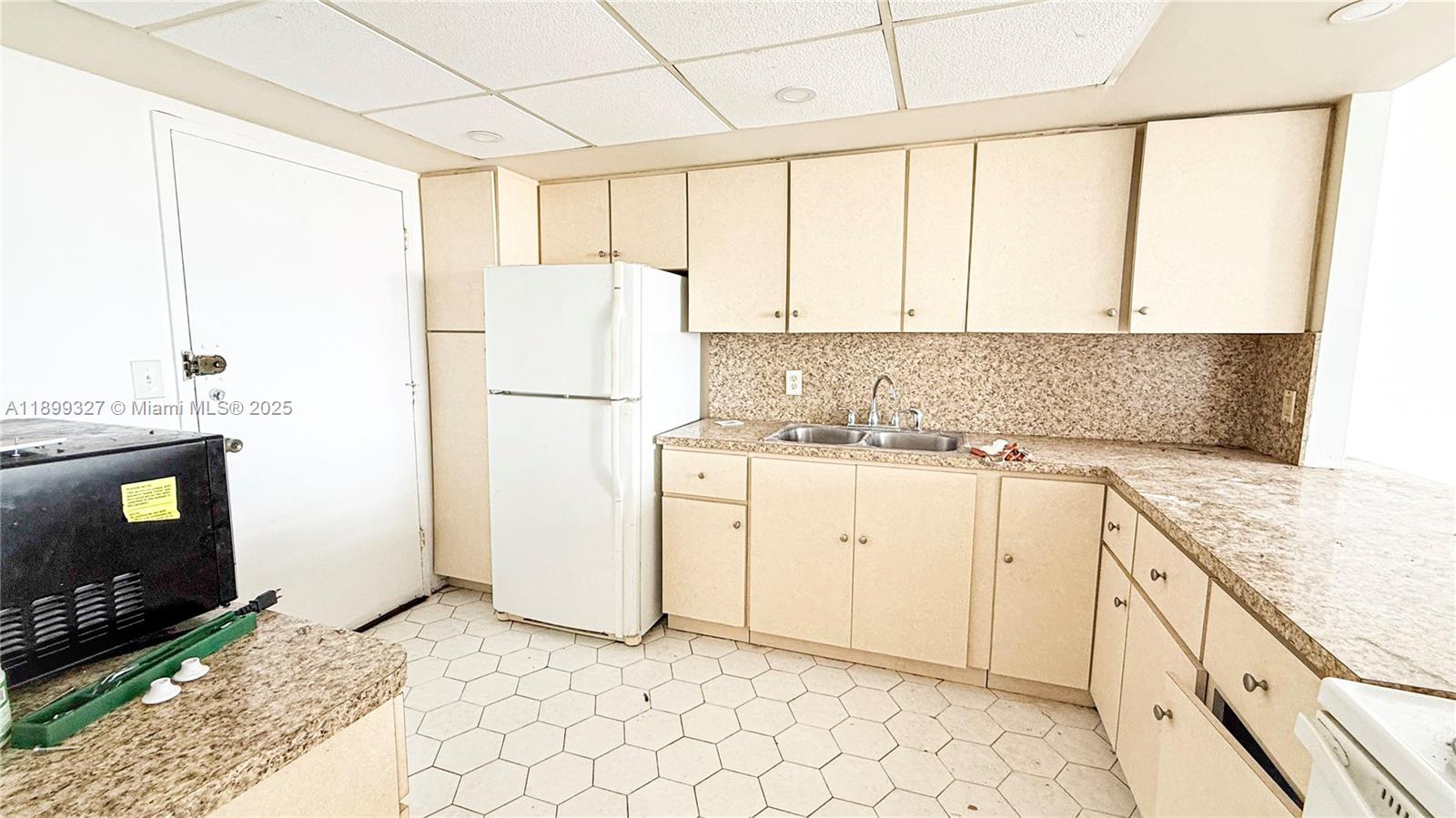 1404E 1 / 2 861 sq. ft. $ 2025-10-20 0 foto