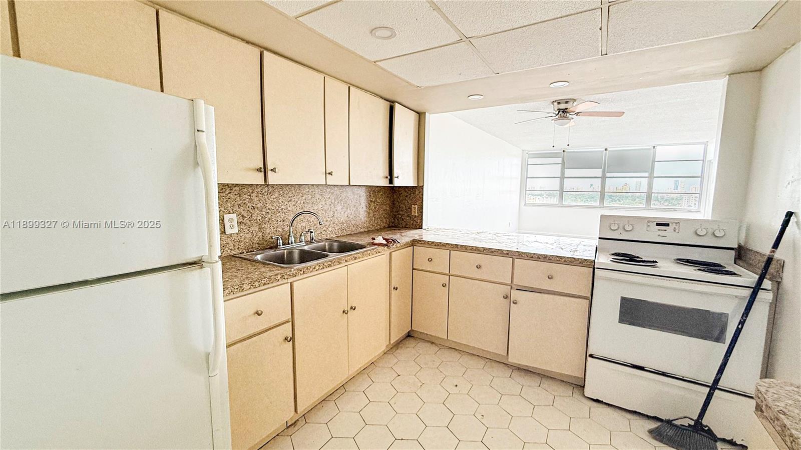 1404E 1 / 2 861 sq. ft. $ 2025-10-20 0 foto