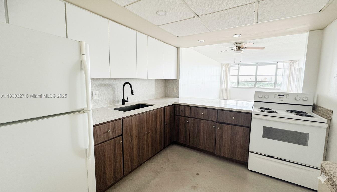 1404E 1 / 2 861 sq. ft. $ 2025-10-20 0 foto