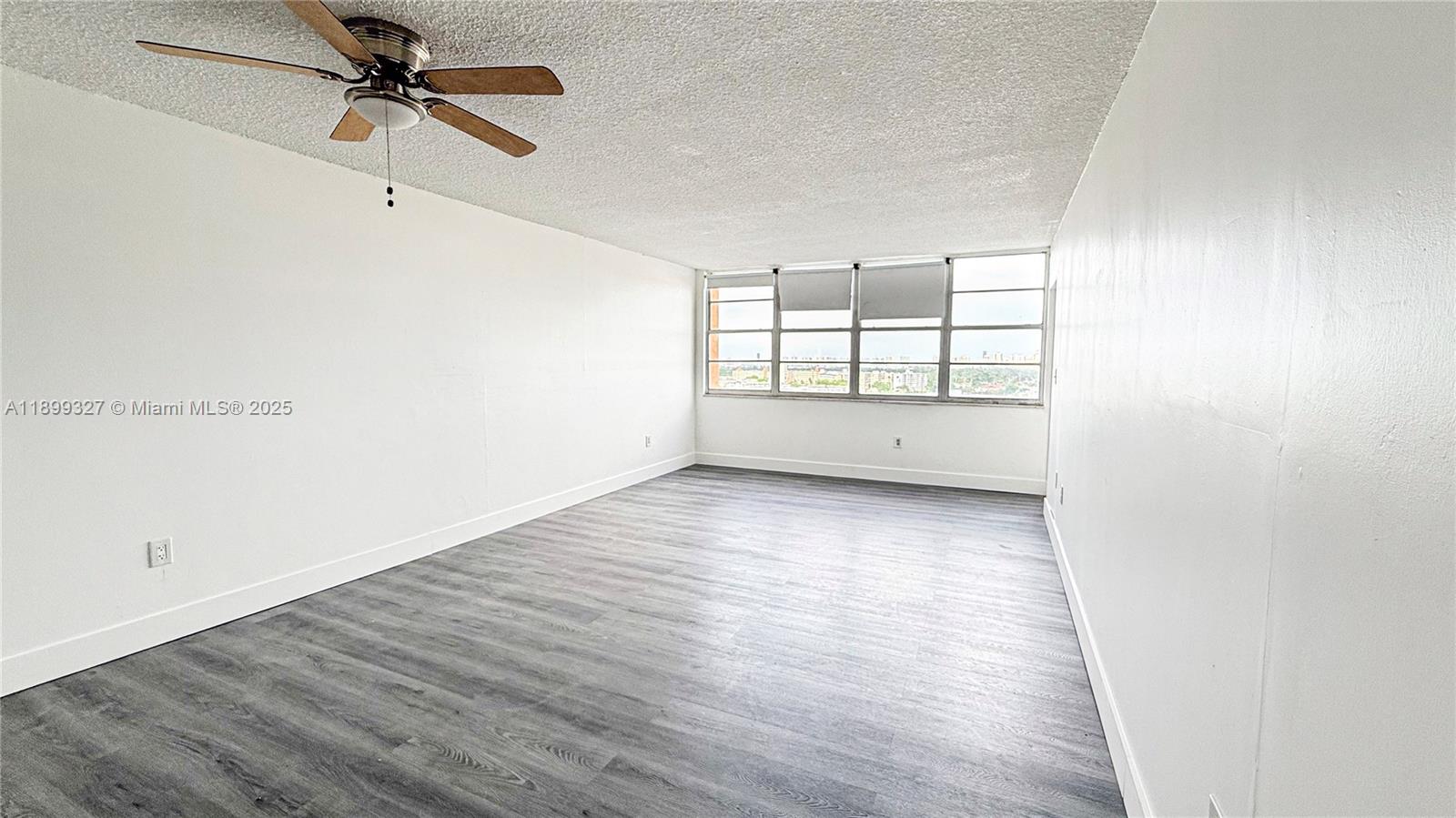 1404E 1 / 2 861 sq. ft. $ 2025-10-20 0 foto