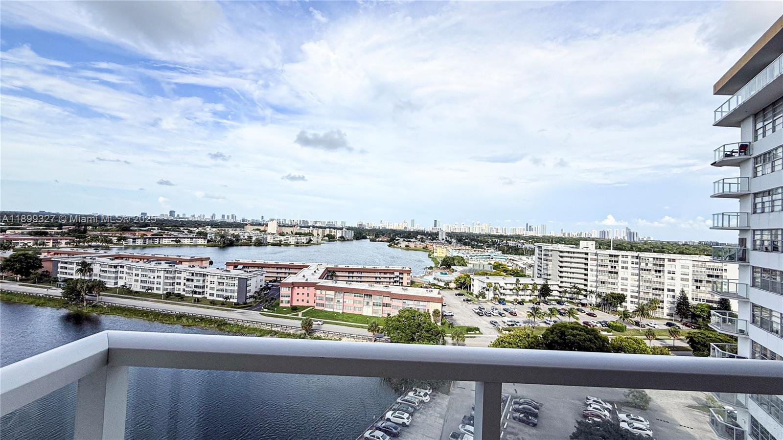 1404E 1 / 2 861 sq. ft. $ 2025-10-20 0 foto