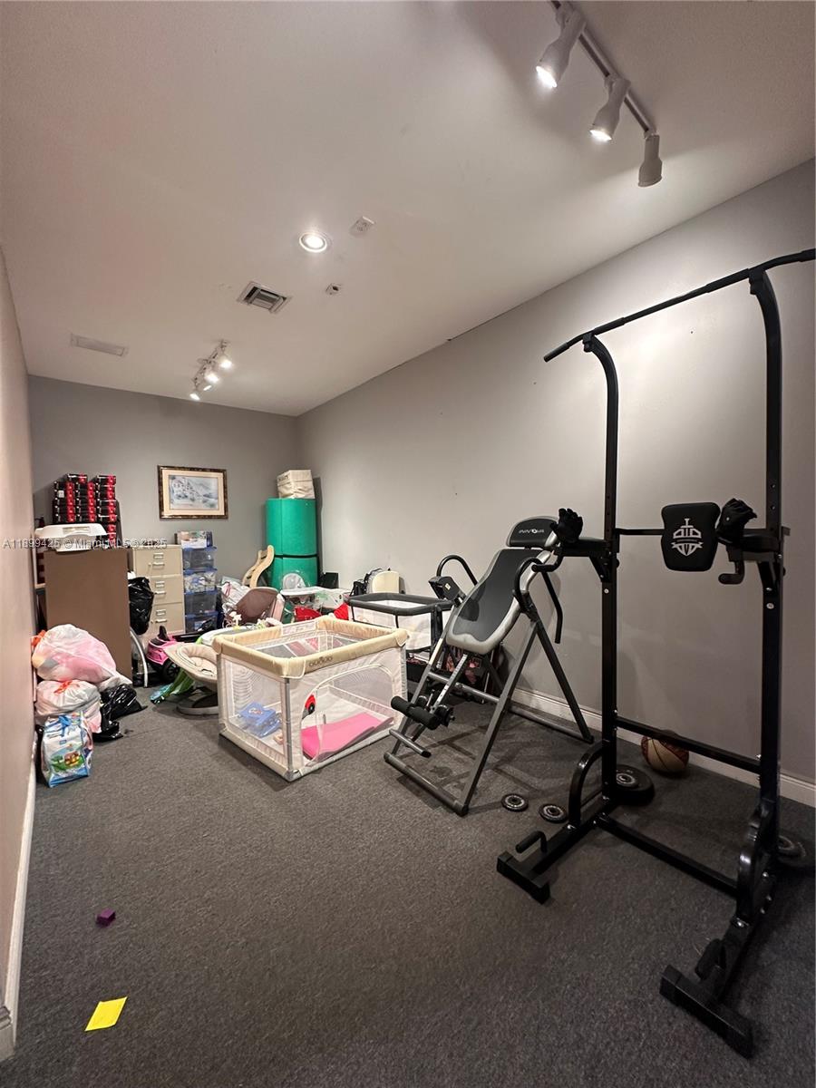 See details   /   sq. ft. $ 2025-10-20 0 Photo