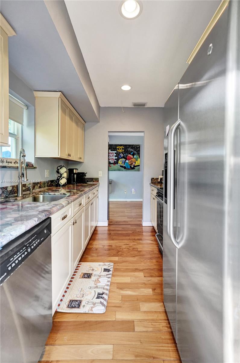 Подробнее / кв.футов $ 2025-10-20 0 Фото