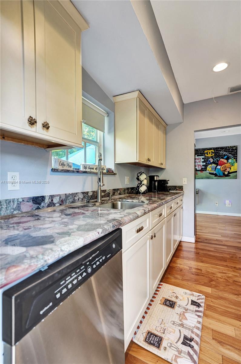 Подробнее / кв.футов $ 2025-10-20 0 Фото