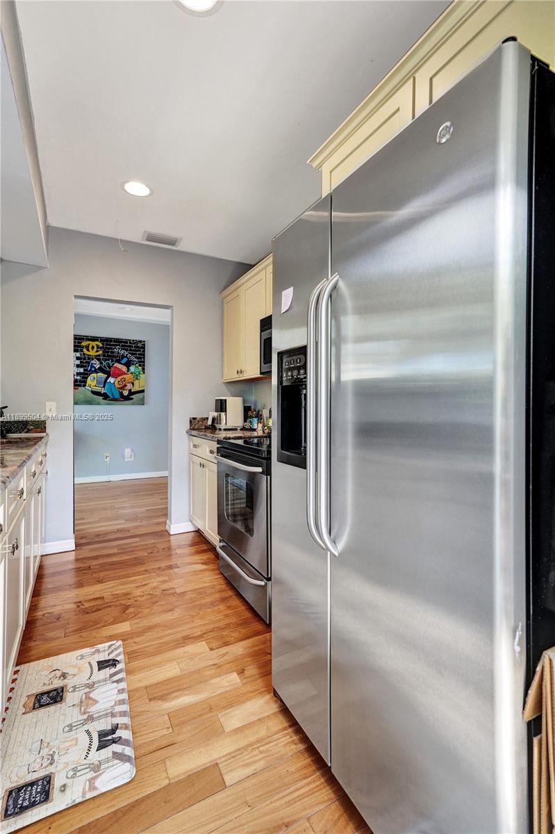 Подробнее / кв.футов $ 2025-10-20 0 Фото