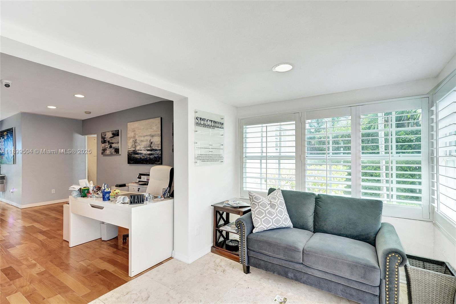 Подробнее / кв.футов $ 2025-10-20 0 Фото