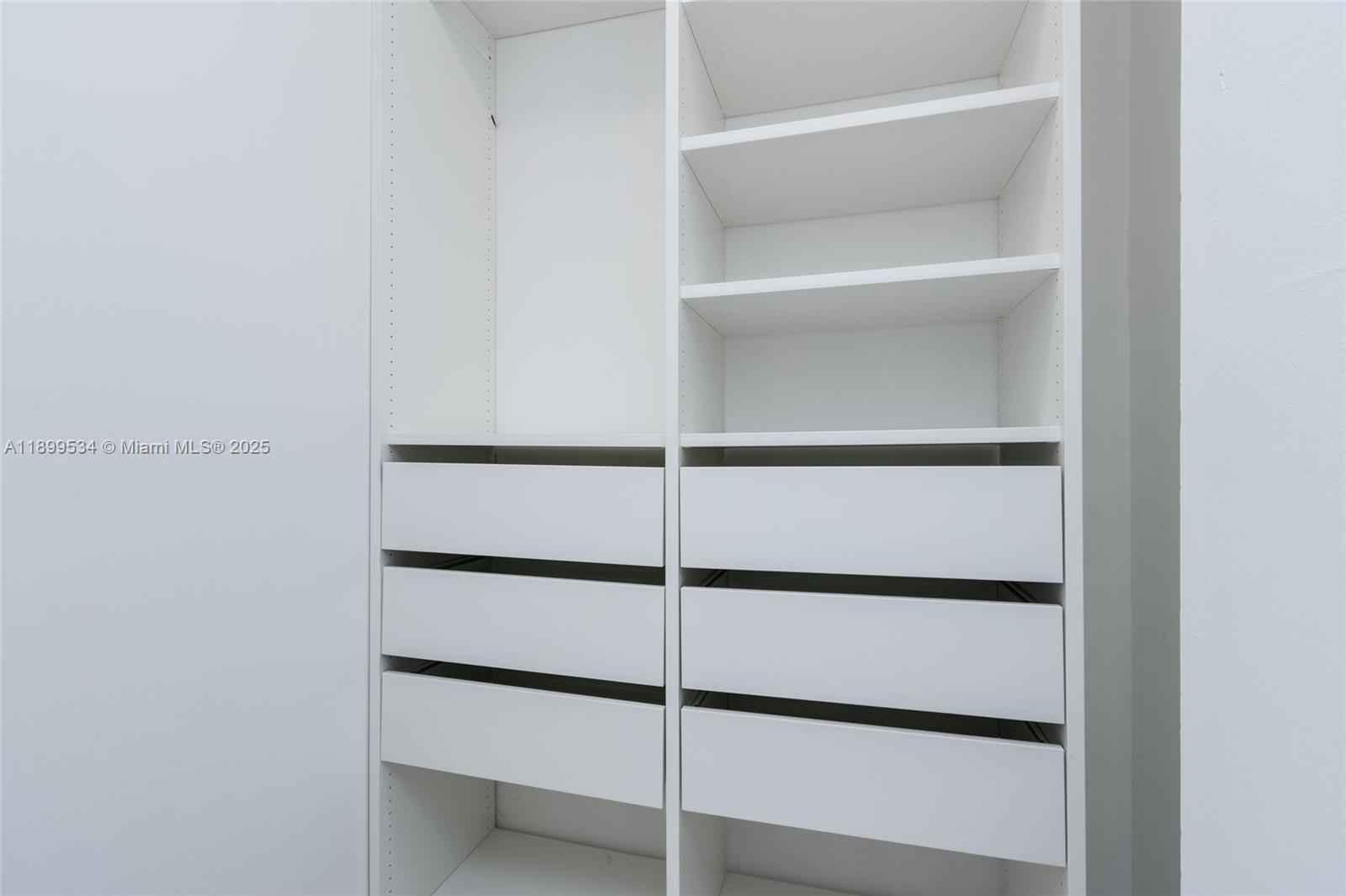 1102 1 / 2 991 sq. ft. $ 2025-10-20 0 Photo