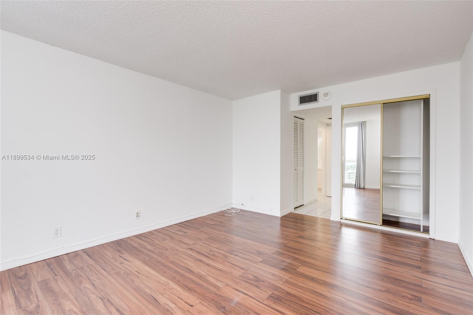 1102 1 / 2 991 sq. ft. $ 2025-10-20 0 Photo