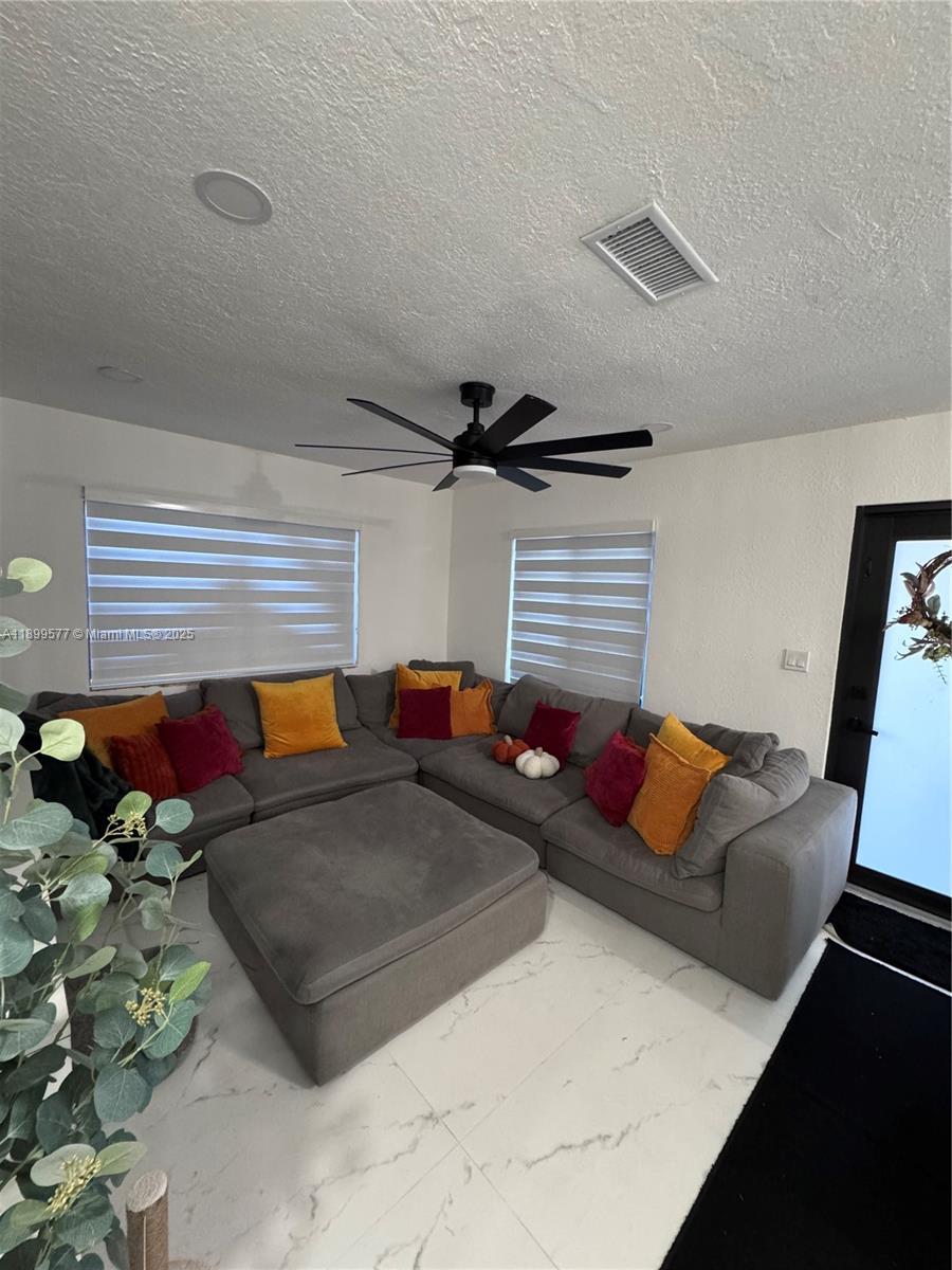   /  1596 sq. ft. $ 2025-10-20 0 Photo