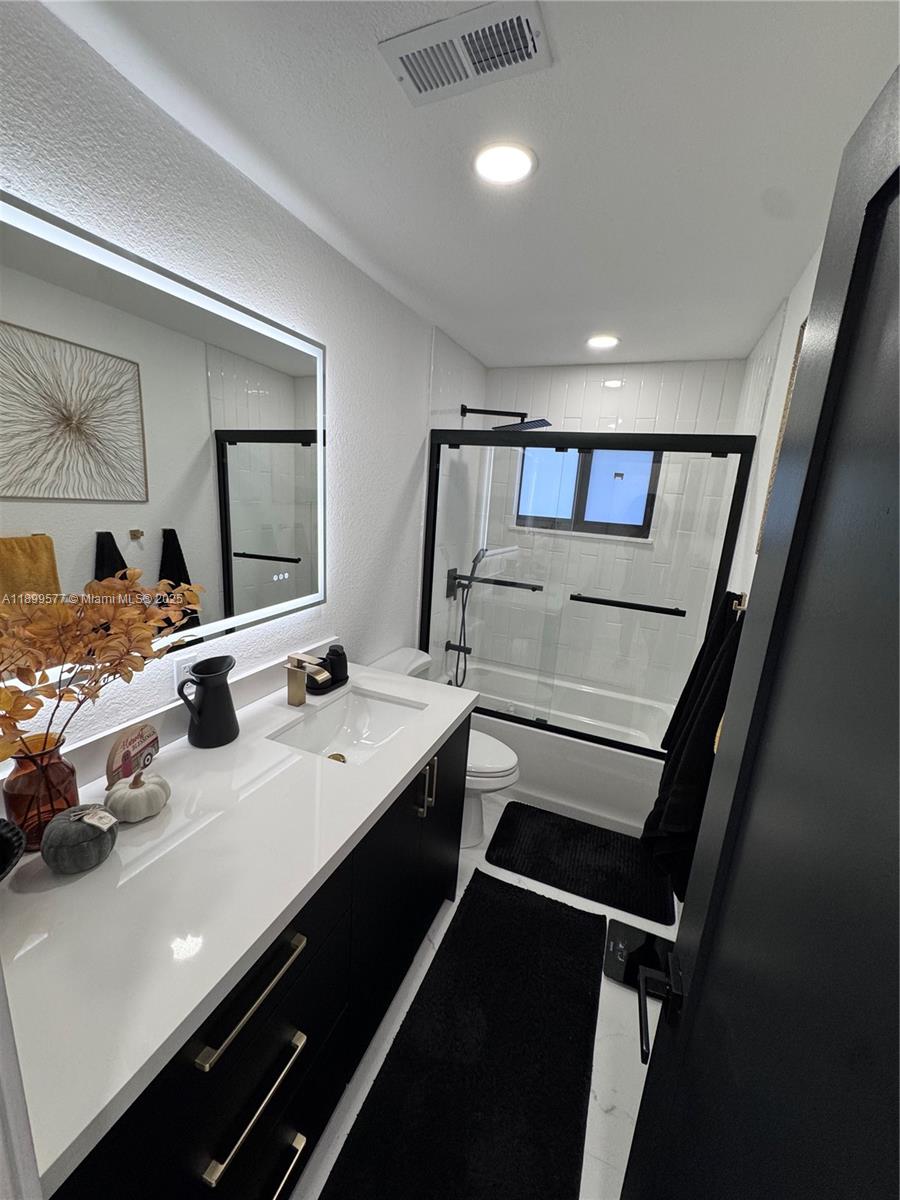   /  1596 sq. ft. $ 2025-10-20 0 Photo