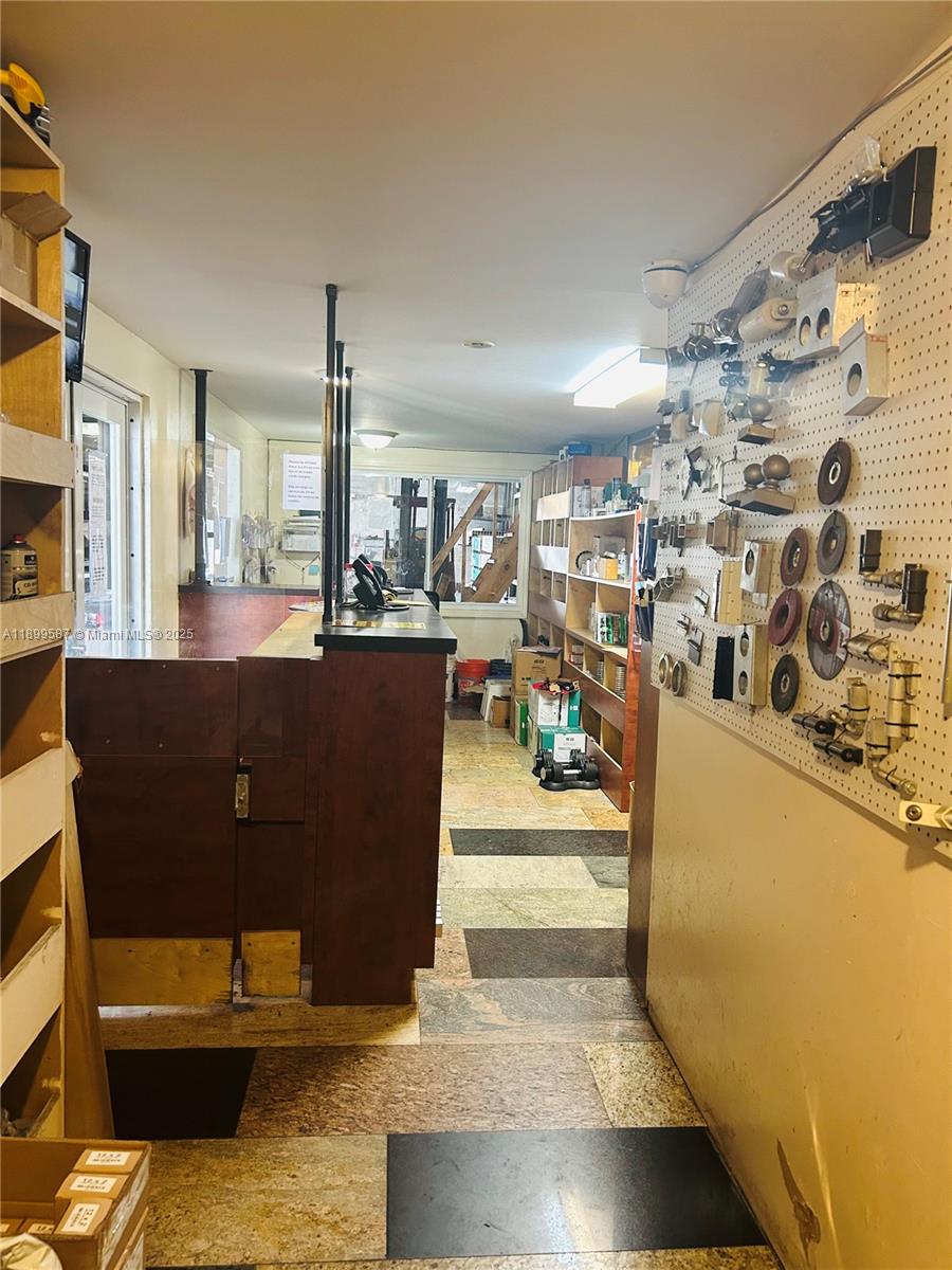 Подробнее   /   кв.футов $ 2025-10-20 0 Фото