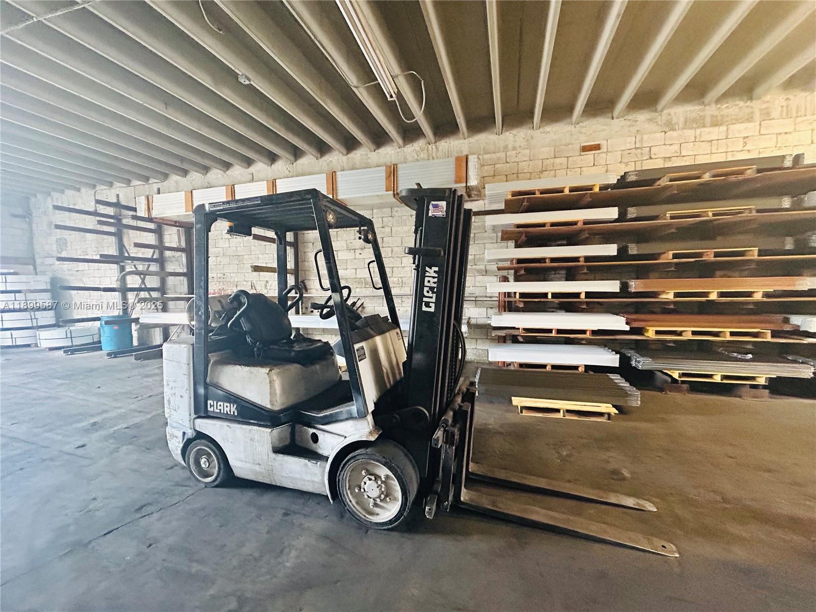 Подробнее   /   кв.футов $ 2025-10-20 0 Фото