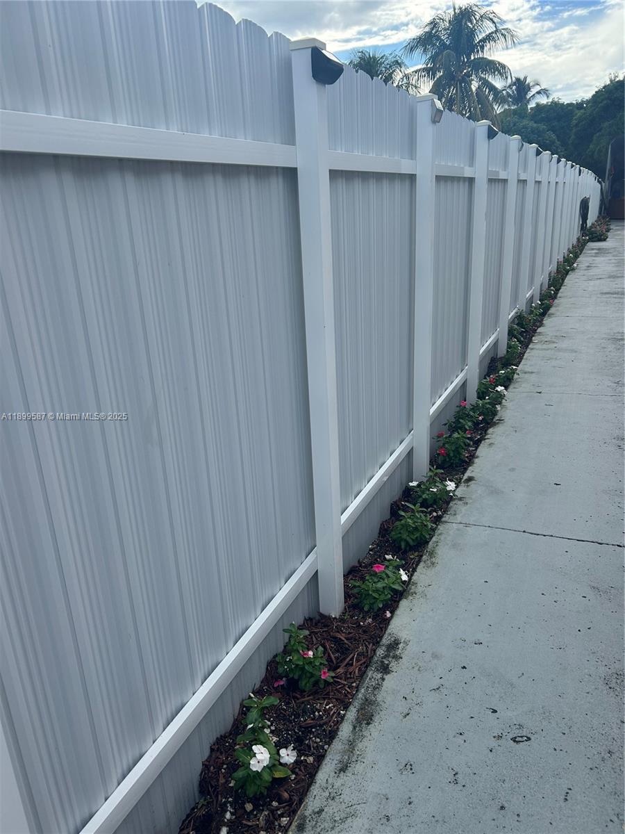 Подробнее   /   кв.футов $ 2025-10-20 0 Фото