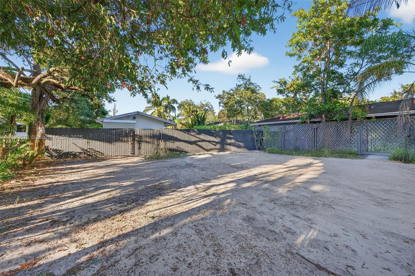 Подробнее   /  1526 кв.футов $ 2025-10-20 0 Фото