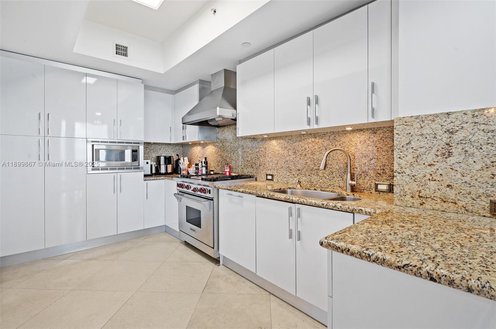 702 3 / 3 2214 sq. ft. $ 2025-10-21 0 Photo