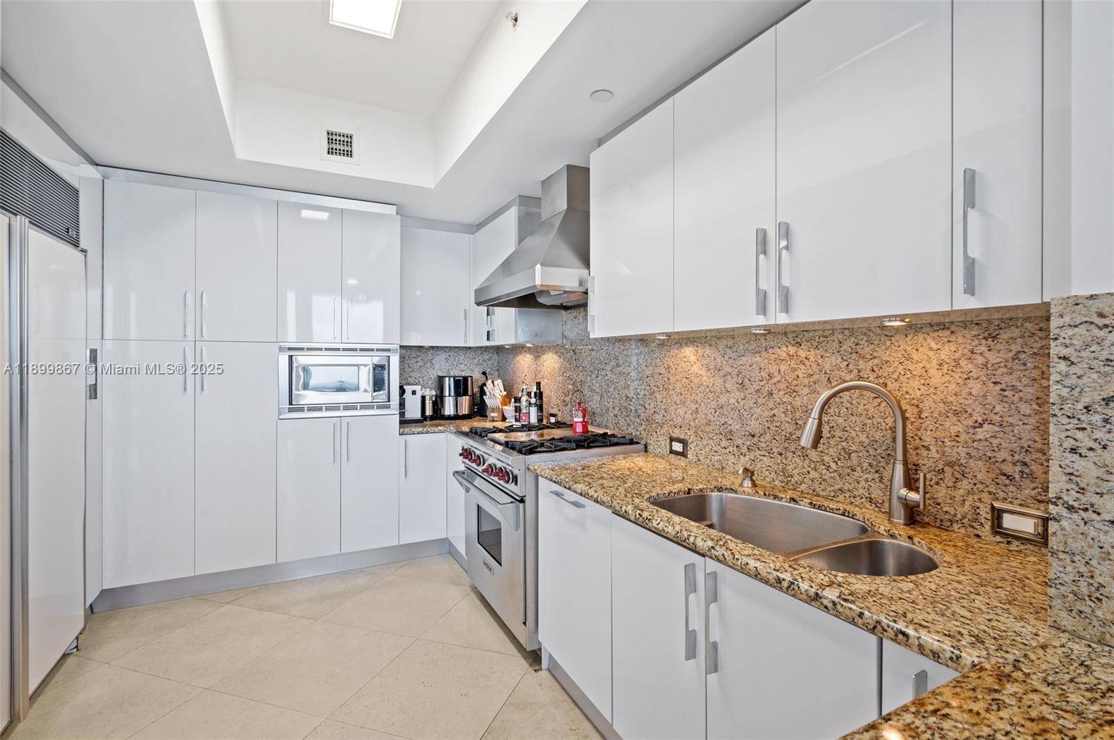 702 3 / 3 2214 sq. ft. $ 2025-10-21 0 Photo