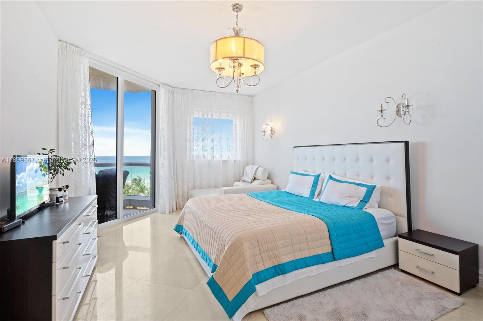 702 3 / 3 2214 sq. ft. $ 2025-10-21 0 Photo