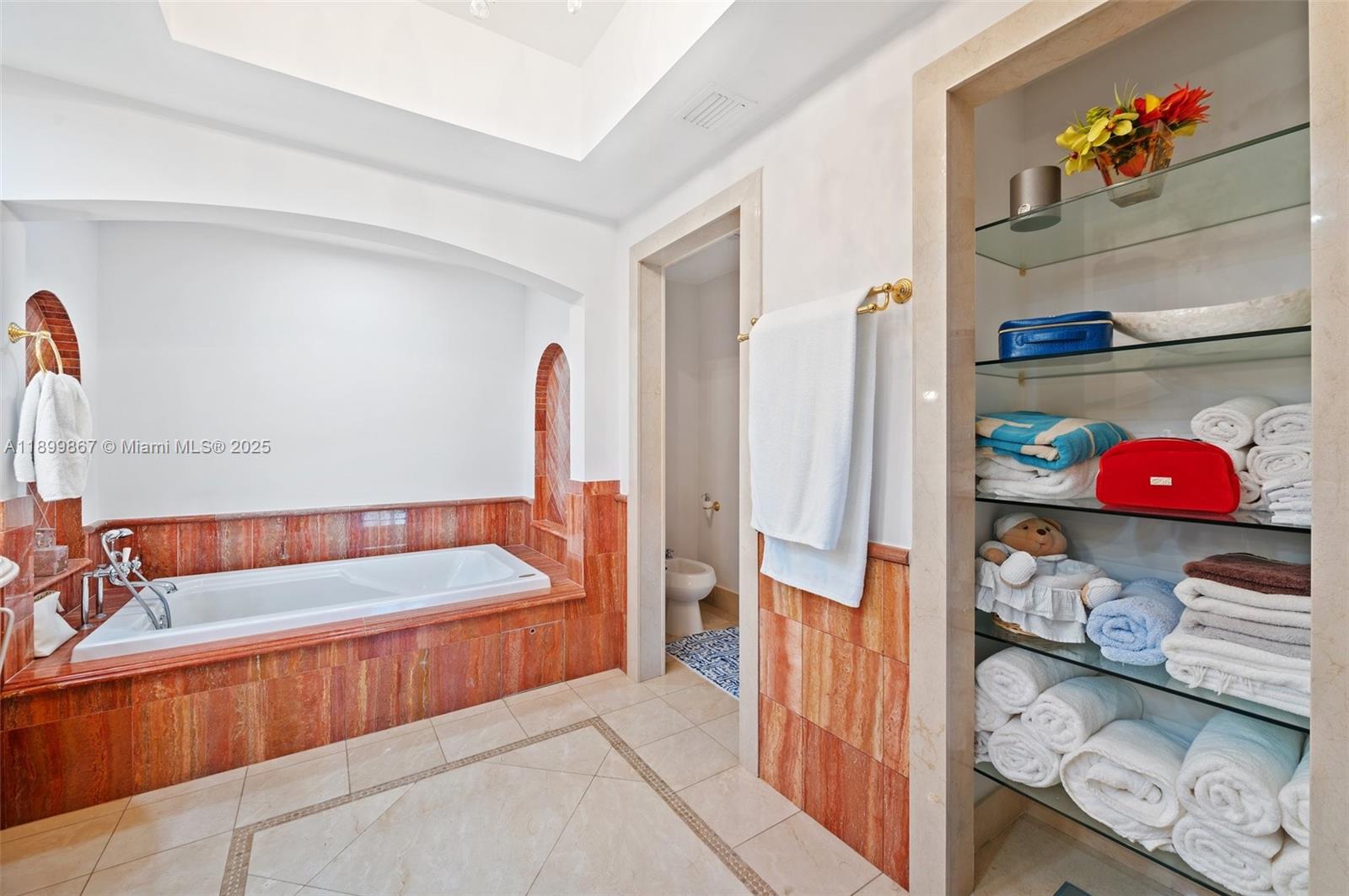 702 3 / 3 2214 sq. ft. $ 2025-10-21 0 Photo