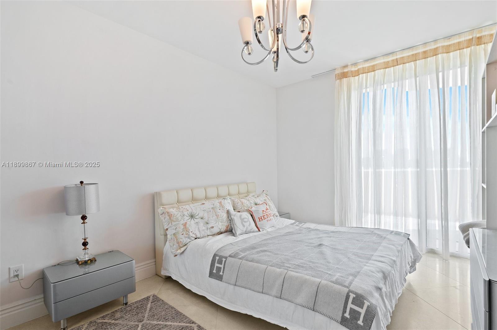 702 3 / 3 2214 sq. ft. $ 2025-10-21 0 Photo