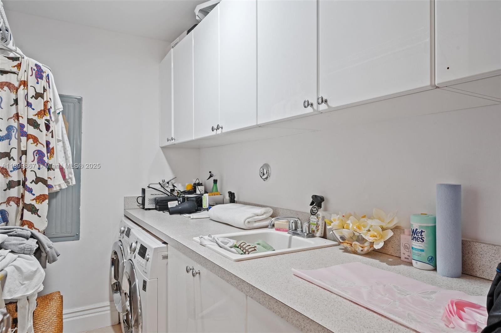 702 3 / 3 2214 sq. ft. $ 2025-10-21 0 Photo