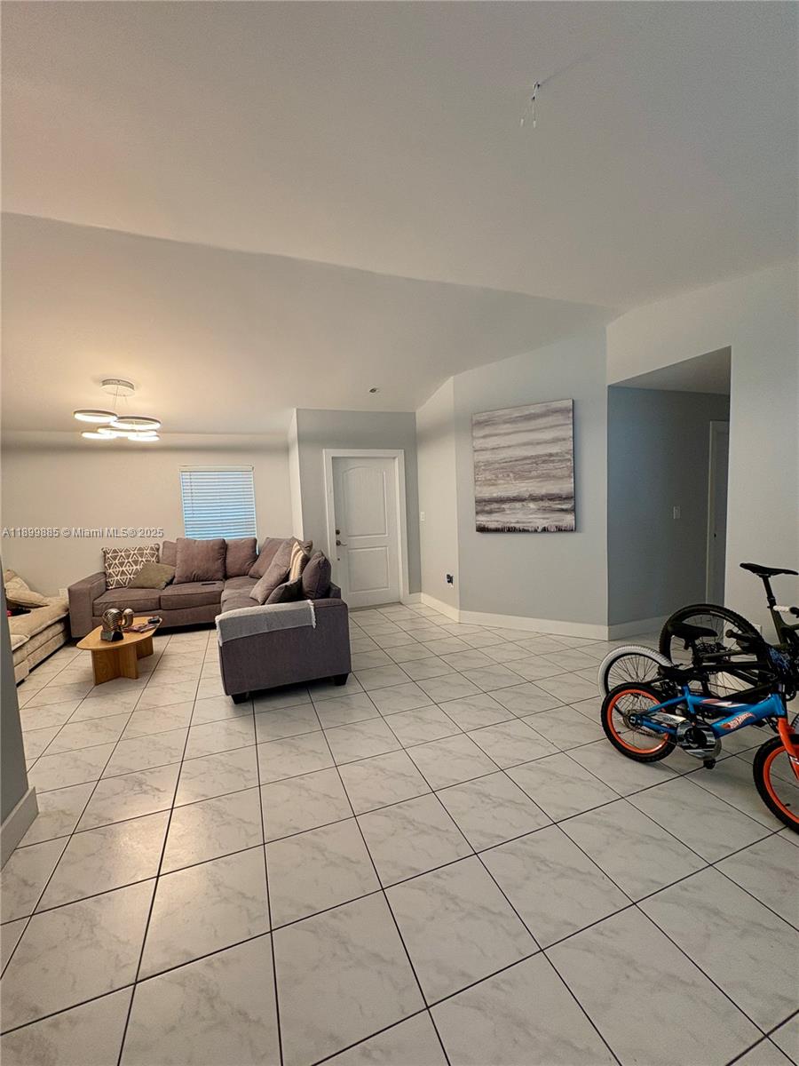 See details 506 3 / 2 1360 sq. ft. $ 2025-10-21 0 Photo