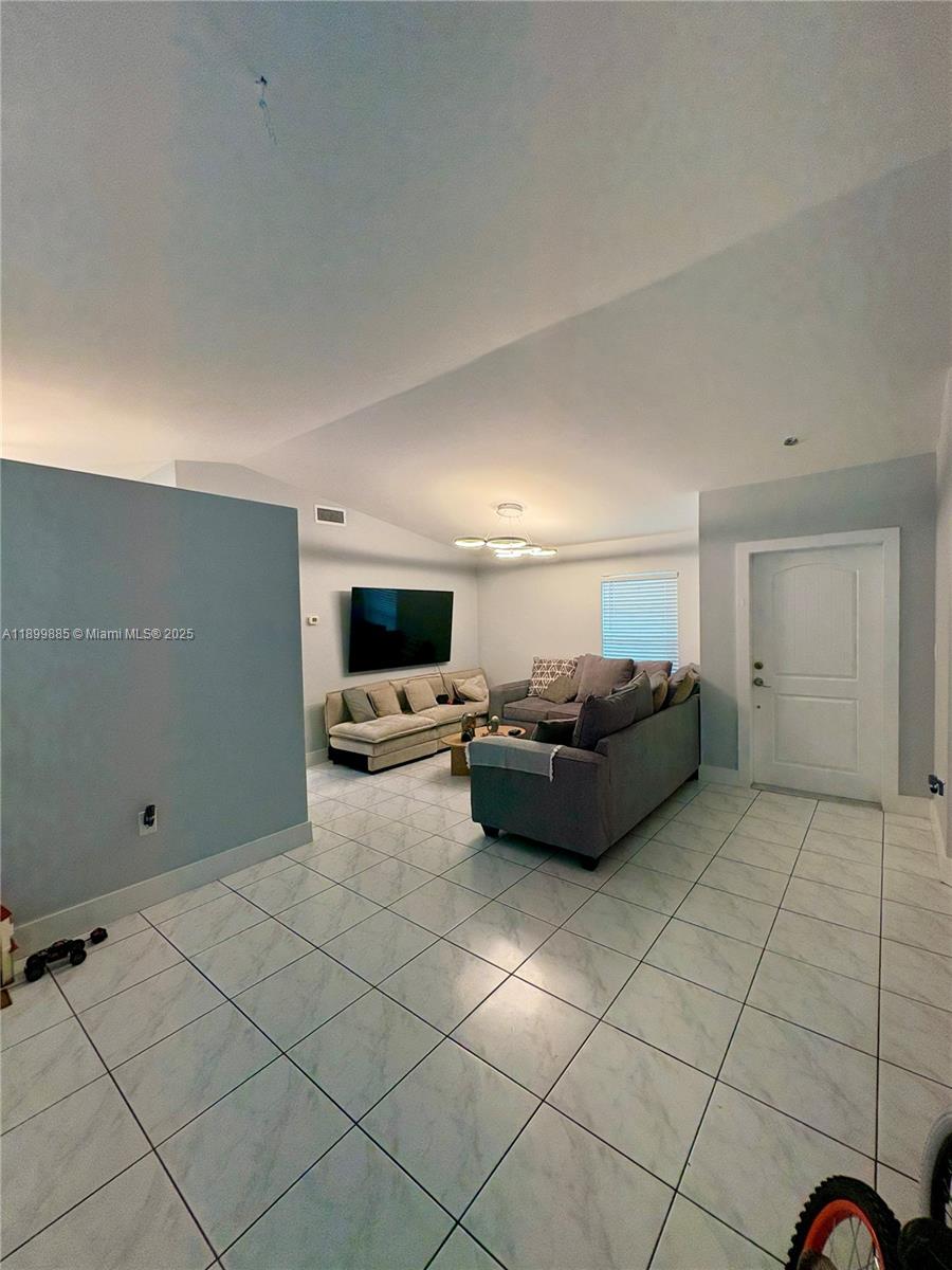 See details 506 3 / 2 1360 sq. ft. $ 2025-10-21 0 Photo