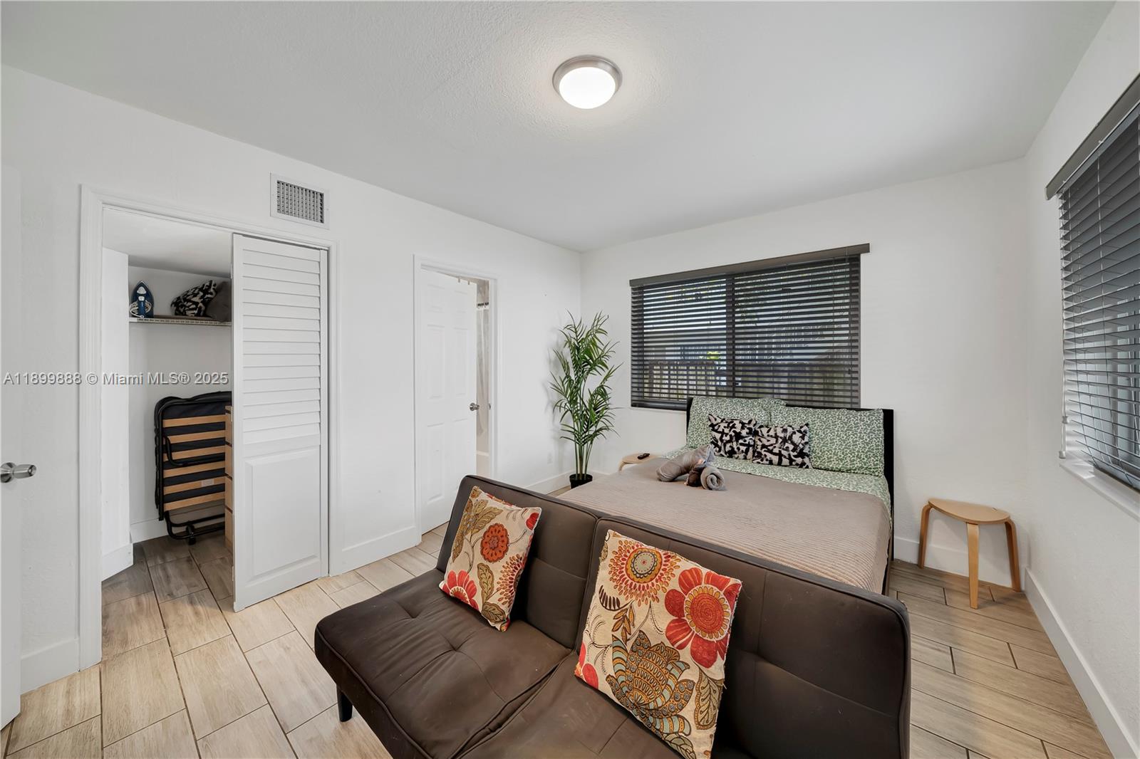 Ver detalles   /  1378 sq. ft. $ 2025-10-21 0 foto