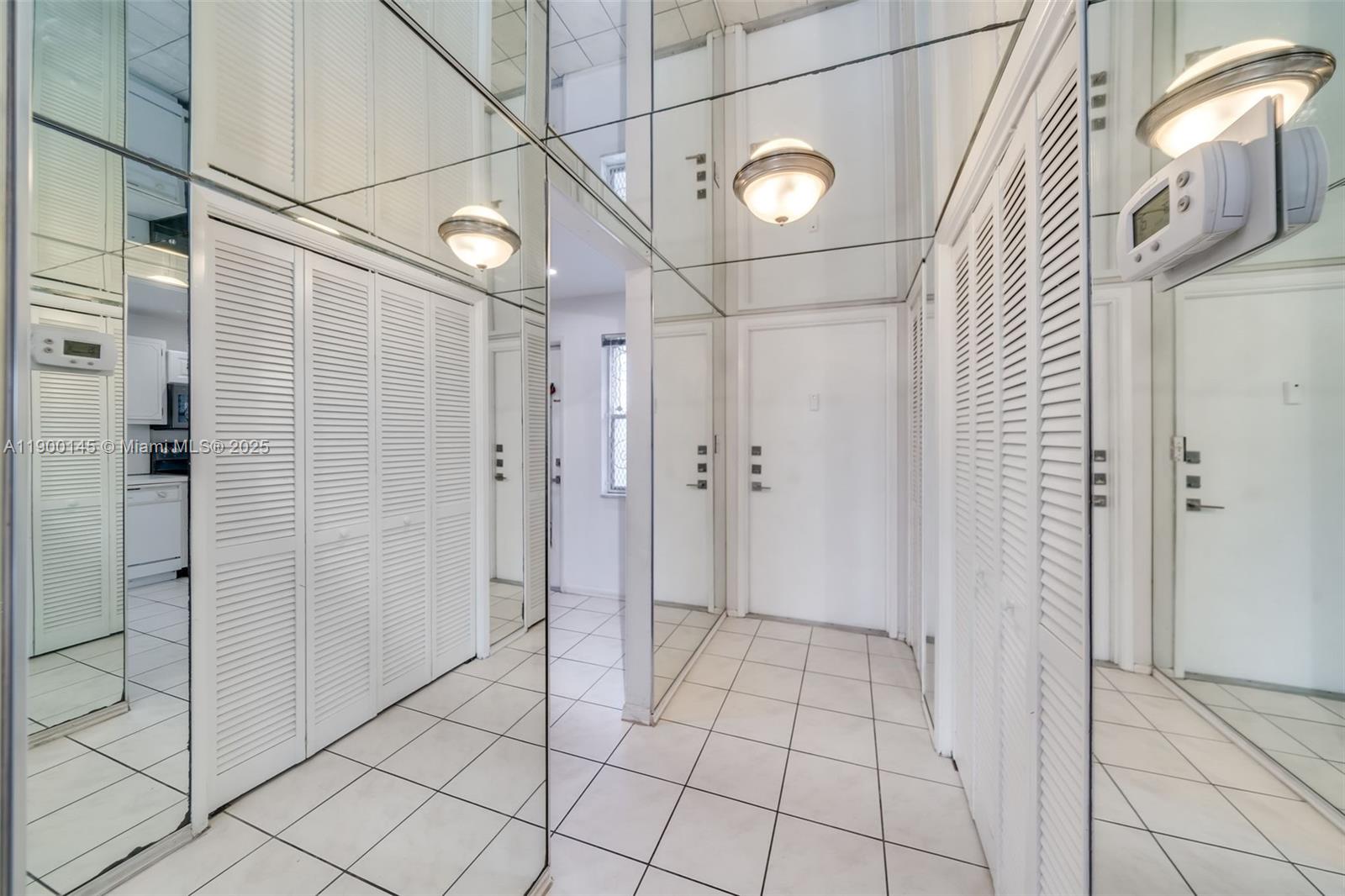 See details 401 2 / 2 992 sq. ft. $ 2025-11-10 0 Photo