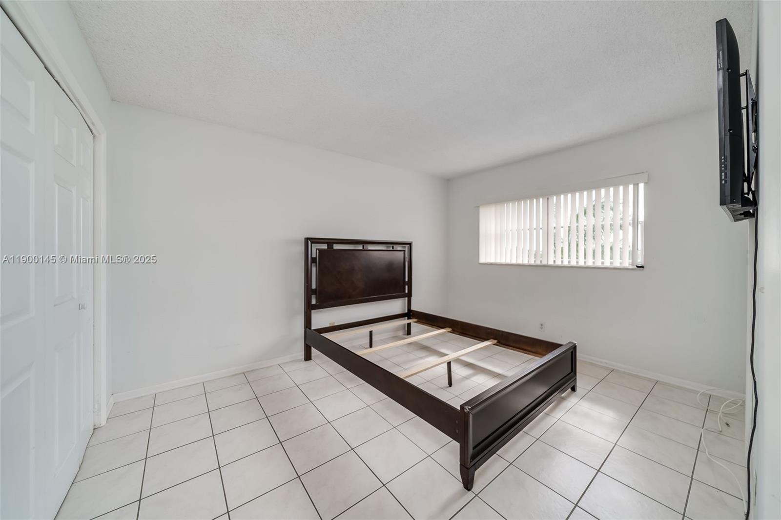 See details 401 2 / 2 992 sq. ft. $ 2025-11-10 0 Photo