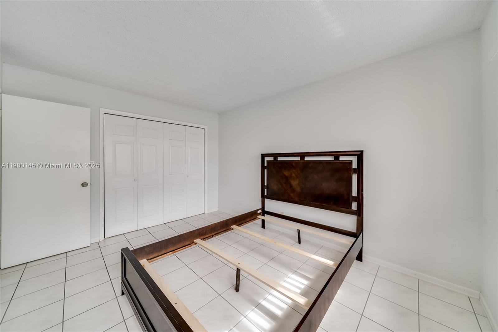 See details 401 2 / 2 992 sq. ft. $ 2025-11-10 0 Photo