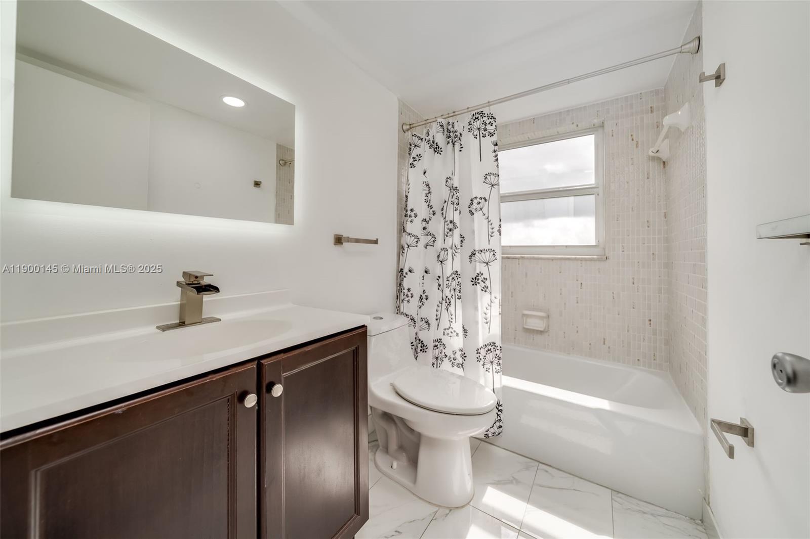 See details 401 2 / 2 992 sq. ft. $ 2025-11-10 0 Photo