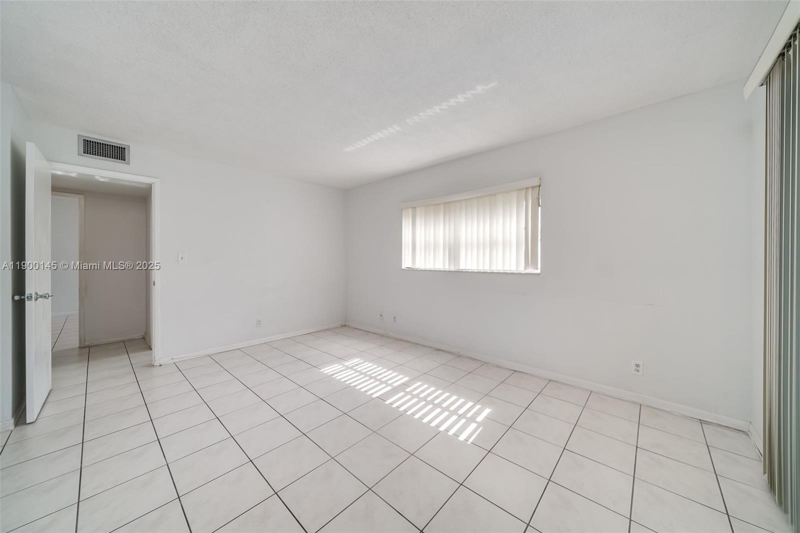 See details 401 2 / 2 992 sq. ft. $ 2025-11-10 0 Photo