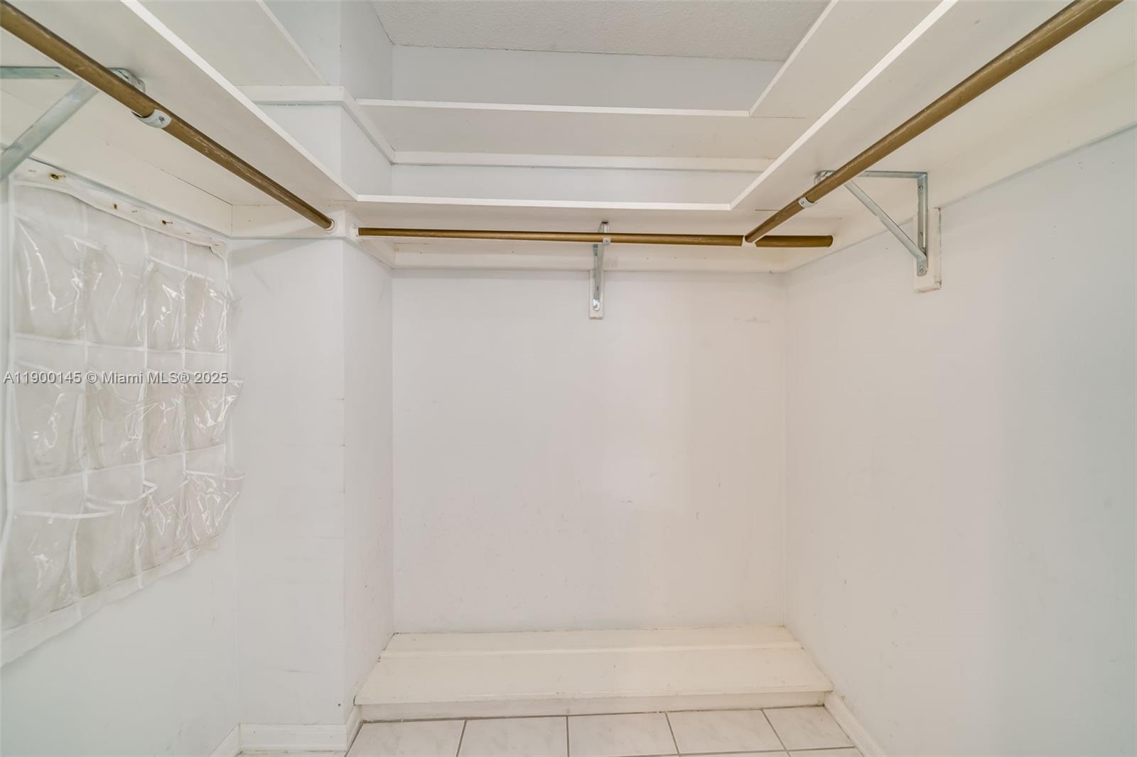 See details 401 2 / 2 992 sq. ft. $ 2025-11-10 0 Photo