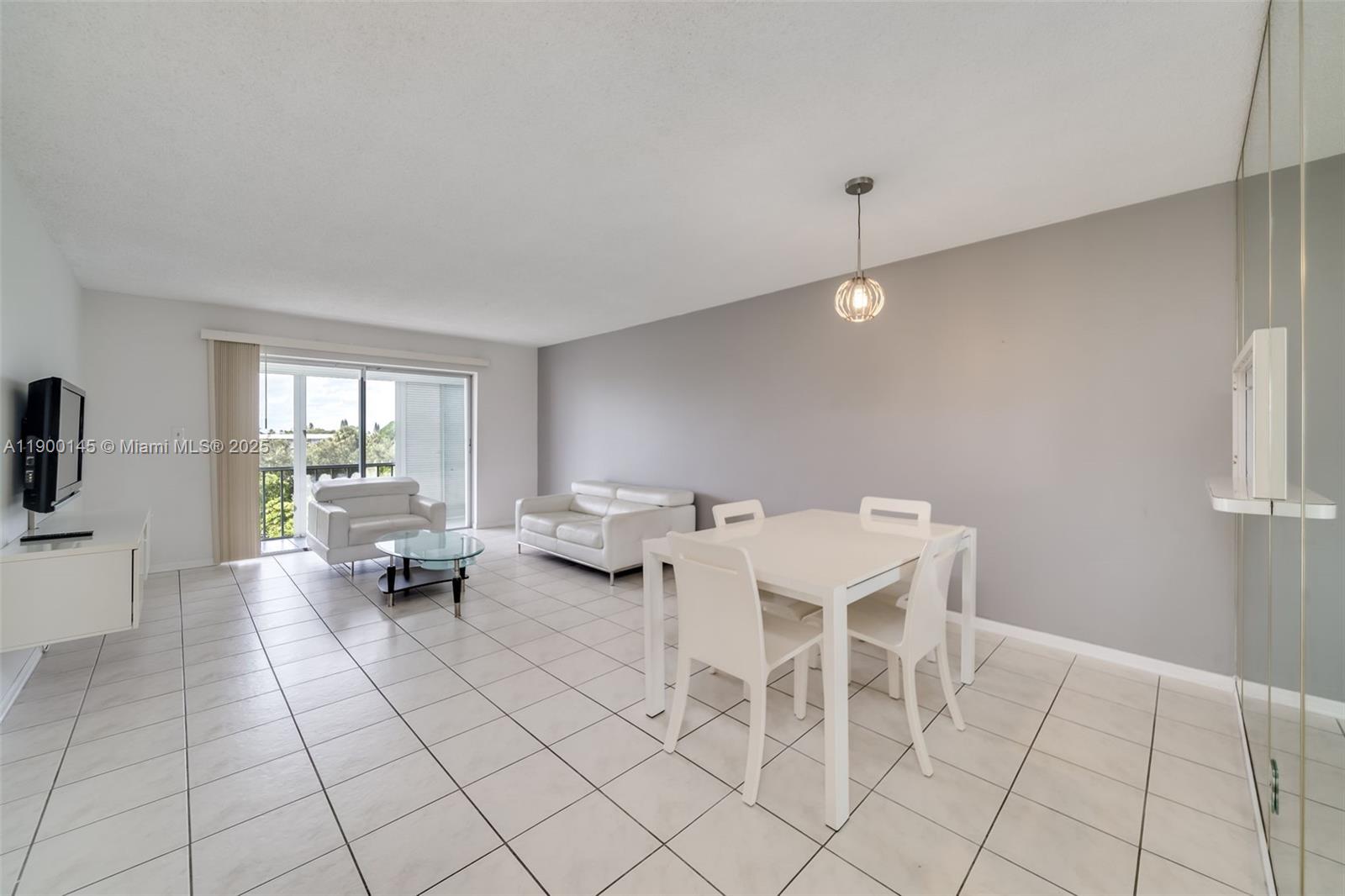 See details 401 2 / 2 992 sq. ft. $ 2025-11-10 0 Photo