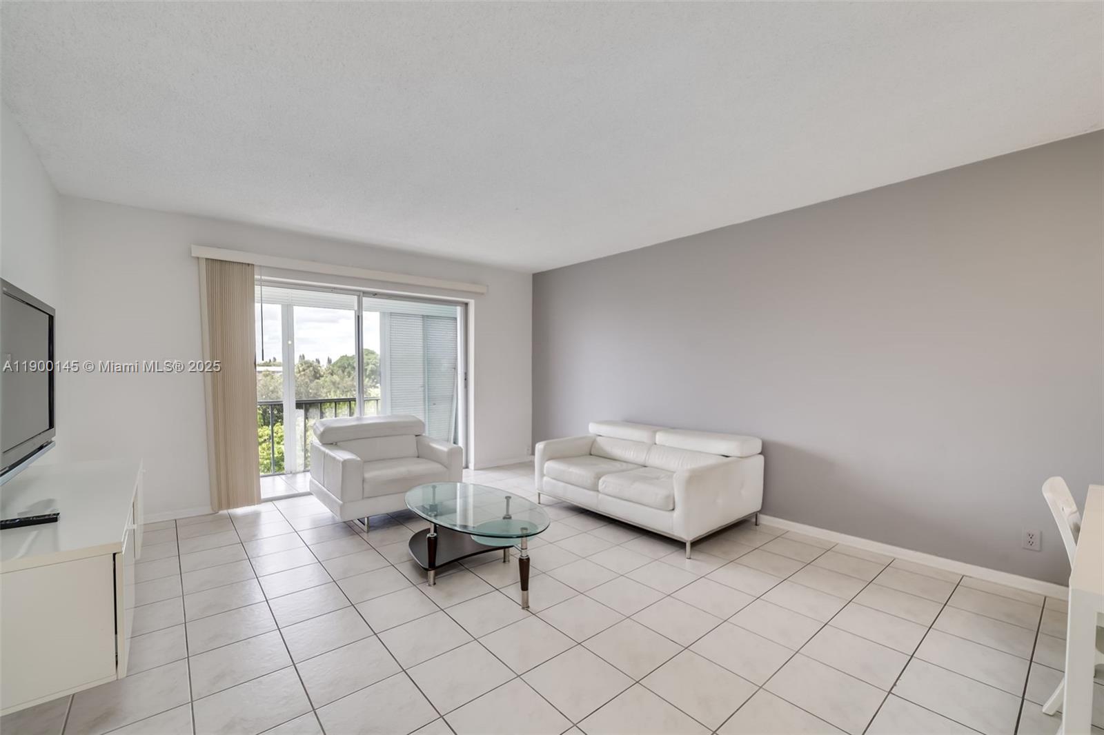 See details 401 2 / 2 992 sq. ft. $ 2025-11-10 0 Photo