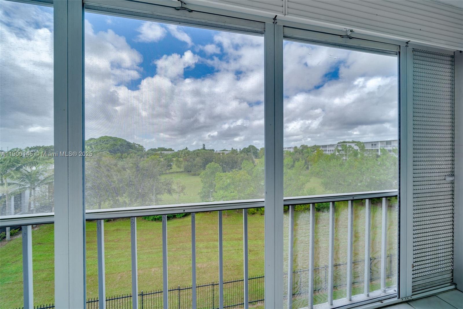 See details 401 2 / 2 992 sq. ft. $ 2025-11-10 0 Photo