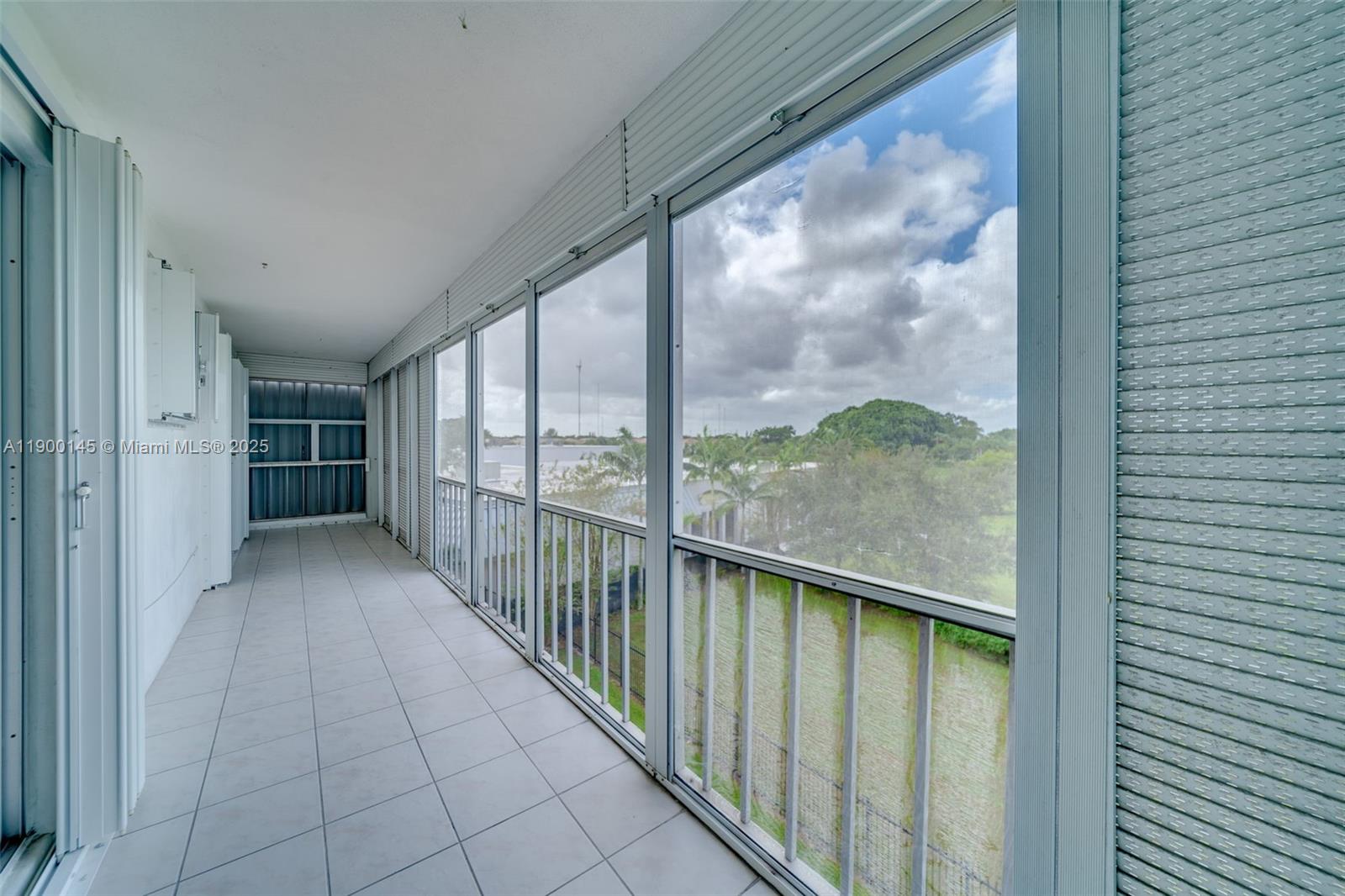 See details 401 2 / 2 992 sq. ft. $ 2025-11-10 0 Photo