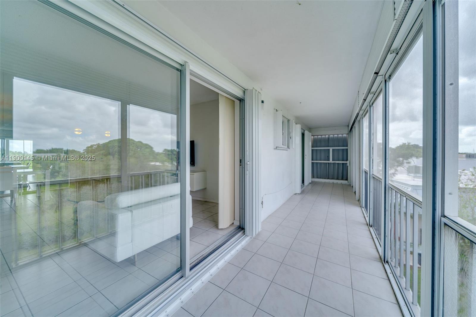 See details 401 2 / 2 992 sq. ft. $ 2025-11-10 0 Photo