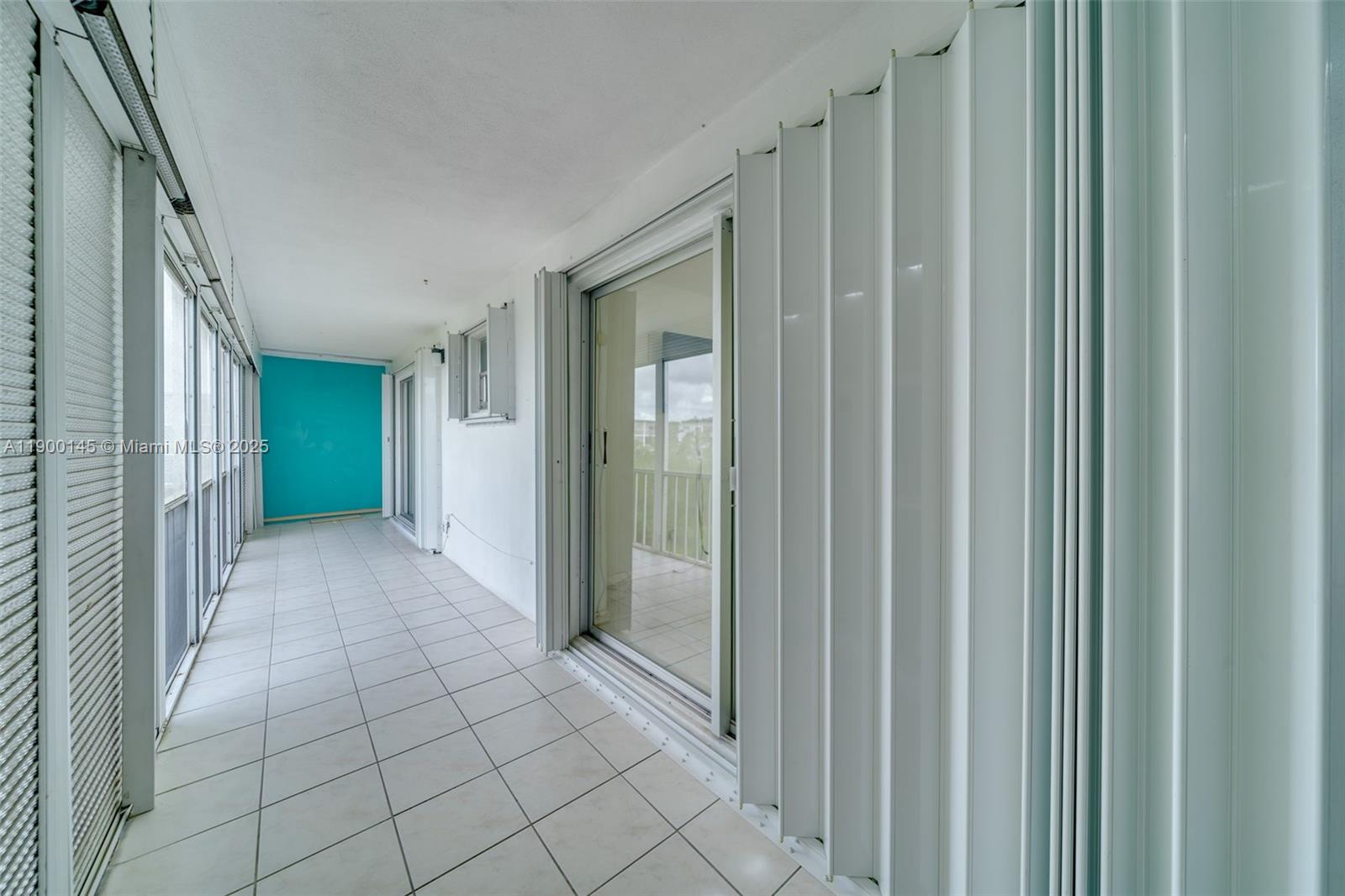 See details 401 2 / 2 992 sq. ft. $ 2025-11-10 0 Photo