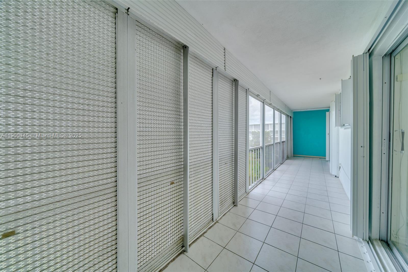 See details 401 2 / 2 992 sq. ft. $ 2025-11-10 0 Photo